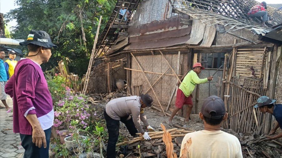 Selain NU Care LAZISNU Ngawi dan UPZIS Padas, polisi dan warga sekitar turut membantu proses bedah rumah Bu Sunarti./dok.Qony