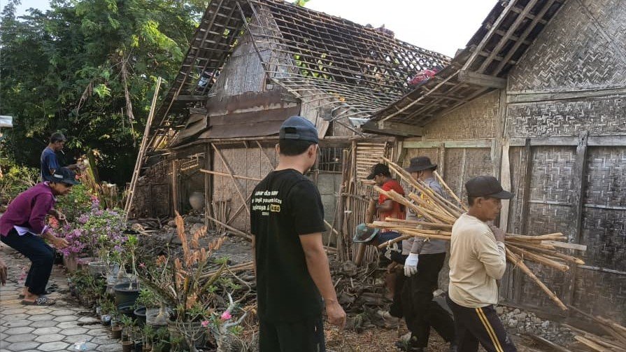 Selain NU Care LAZISNU Ngawi dan UPZIS Padas, polisi dan warga sekitar turut membantu proses bedah rumah Bu Sunarti./dok.Qony