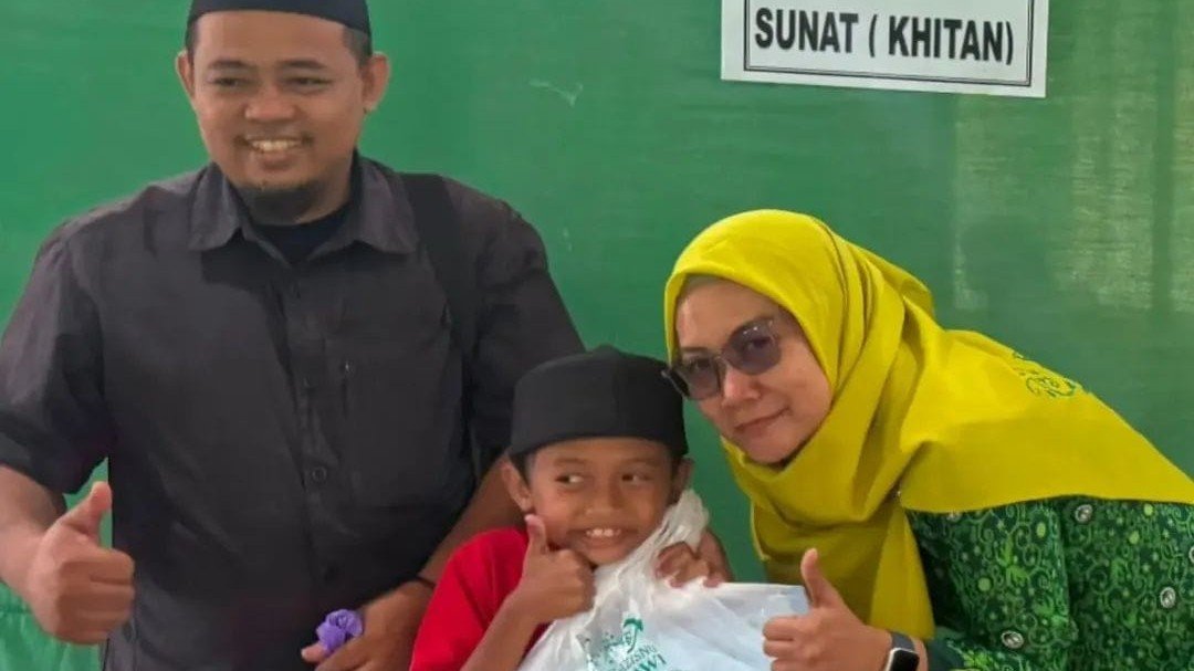 Nuri Karimatunnisa, Ketua PC PERGUNU Ngawi berkolaborasi dengan NU Care LAZISNU PCNU NGAWI dalam program sunat massal Gebyar Muharram di Kecamatan Ngrambe 1448H/2026M./dok.Qony
