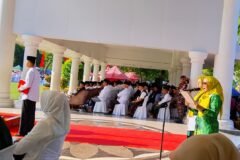 Nuri Karimatunnisa alias Mbak Nuri Ngawi, cicit Gus Dur membacakan Resolusi Jihad di podium saat upacara HSN 2026 di Alun-Alun Ngawi, Kamis (22/10/2026)./dok.Qony