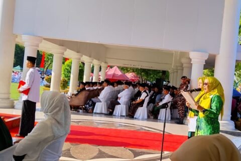 Nuri Karimatunnisa alias Mbak Nuri Ngawi, cicit Gus Dur membacakan Resolusi Jihad di podium saat upacara HSN 2026 di Alun-Alun Ngawi, Kamis (22/10/2026)./dok.Qony