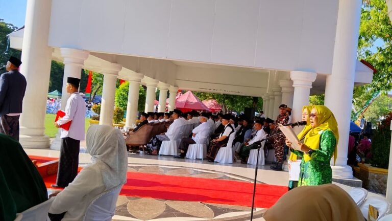 Nuri Karimatunnisa alias Mbak Nuri Ngawi, cicit Gus Dur membacakan Resolusi Jihad di podium saat upacara HSN 2026 di Alun-Alun Ngawi, Kamis (22/10/2026)./dok.Qony
