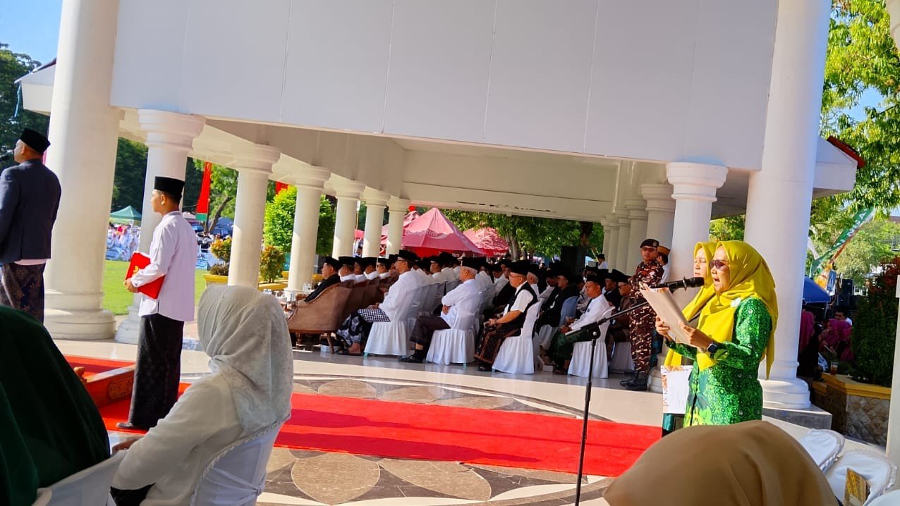 Nuri Karimatunnisa alias Mbak Nuri Ngawi, cicit Gus Dur membacakan Resolusi Jihad di podium saat upacara HSN 2026 di Alun-Alun Ngawi, Kamis (22/10/2026)./dok.Qony