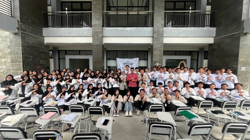 Foto bersama mahasiswa dan WD III Fakultas Syariah UIN Malang, Miftahul Huda dalam pembukaan rekrutmen anggota Ladec 2026–2027./dok.UIN Malang