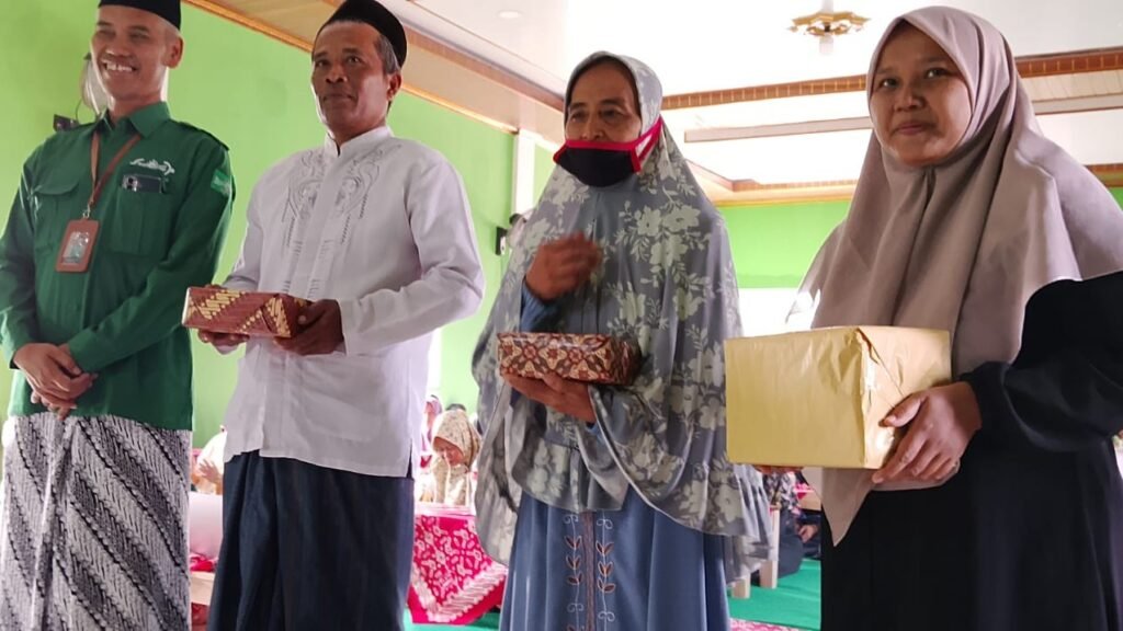 Pemberian apresiasi kepada tiga guru ngaji yang datang paling awal dalam program tali asih NU Care MWCNU Widodaren Ngawi dalam momen Hari Santri Nasional 2026./dok.Qony