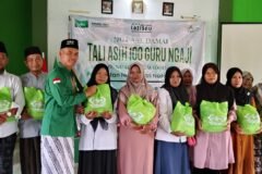 Tali Asih NU Care MWCNU Widodaren Ngawi kepada 100 guru ngaji di momen Hari Santri Nasional 2026./dok.Qony