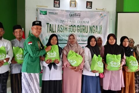 Tali Asih NU Care MWCNU Widodaren Ngawi kepada 100 guru ngaji di momen Hari Santri Nasional 2026./dok.Qony