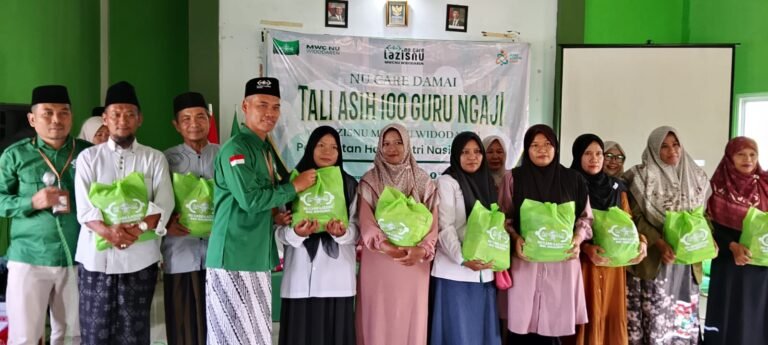Tali Asih NU Care MWCNU Widodaren Ngawi kepada 100 guru ngaji di momen Hari Santri Nasional 2026./dok.Qony