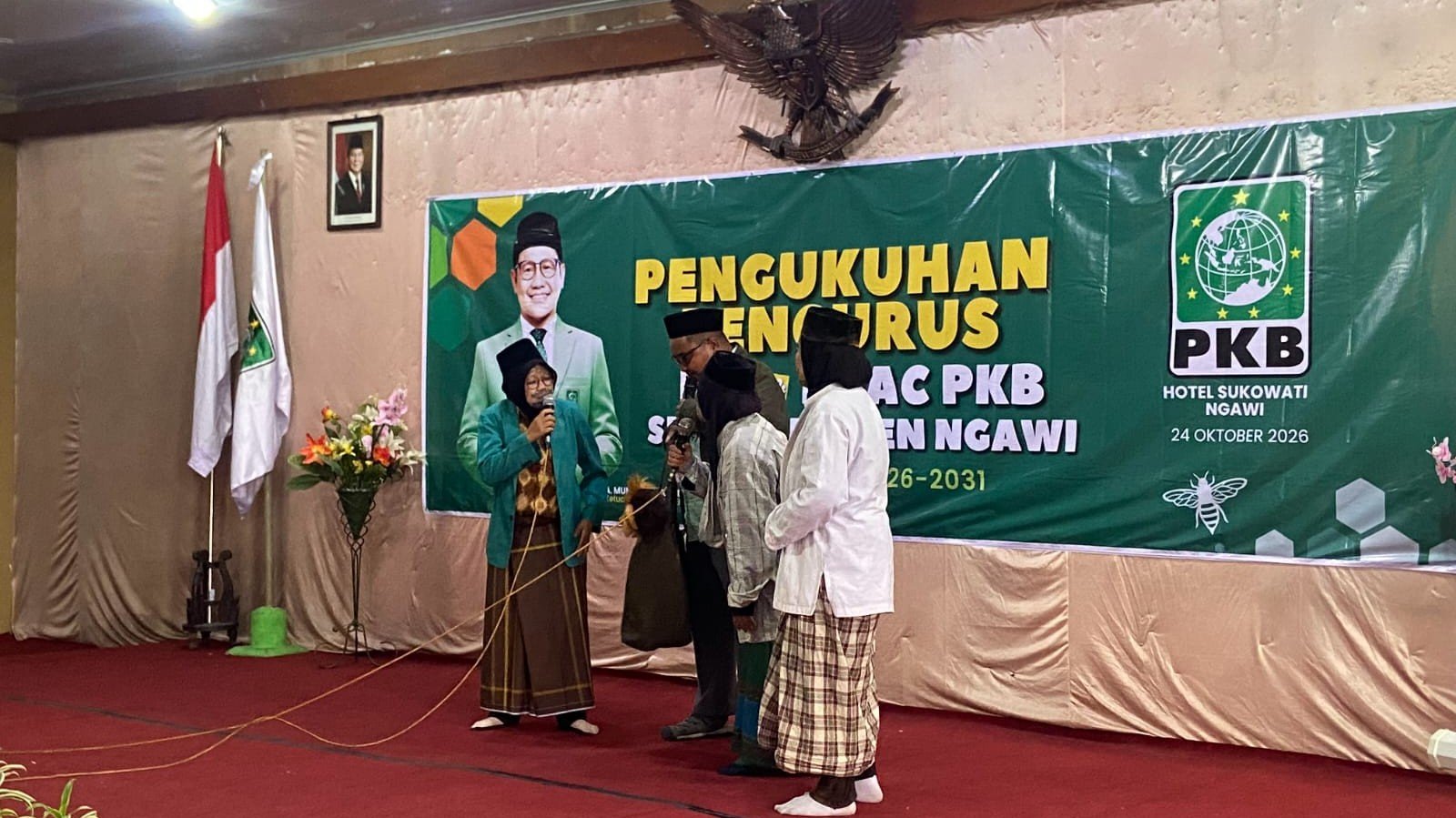 Pengukuhan DPC dan DPAC PKB Ngawi 2026 turut dimeriahkan dengan penampilan Sanggar Teater Gatot Kaca dengan lakon Resolusi Jihad./dok.Qony