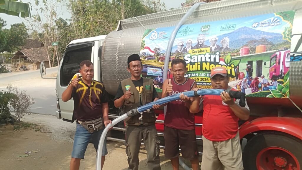 Penyaluran air bersih 10 ribu liter dari NU Care LAZISNU Ngawi dikawal langsung Ketua UPZIS LAZISNU Kecamatan Ngawi Warsimin, bersama Ketua Pengurus Ranting Nahdlatul Ulama (PRNU) Karangtengah Kota Anang Untoro, yang bahu-membahu turun ke lapangan bersama relawan./dok.Qony