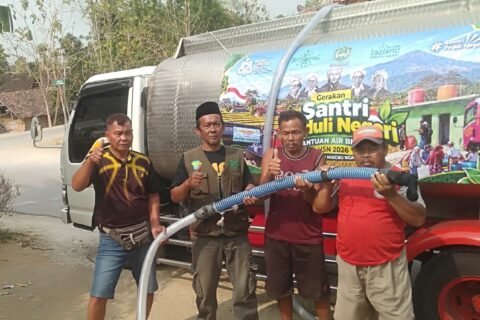 Penyaluran air bersih 10 ribu liter dari NU Care LAZISNU Ngawi dikawal langsung Ketua UPZIS LAZISNU Kecamatan Ngawi Warsimin, bersama Ketua Pengurus Ranting Nahdlatul Ulama (PRNU) Karangtengah Kota Anang Untoro, yang bahu-membahu turun ke lapangan bersama relawan./dok.Qony
