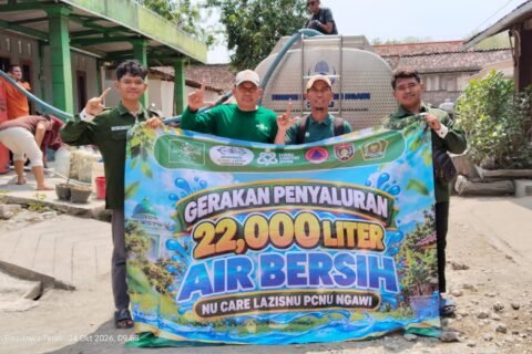NU Care LAZISNU Ngawi tanggap krisis air bersih di Pitu, ajak mahasiswa STIT Islamiyah menyalurkan 10.000 liter air bersih./dok.Qony