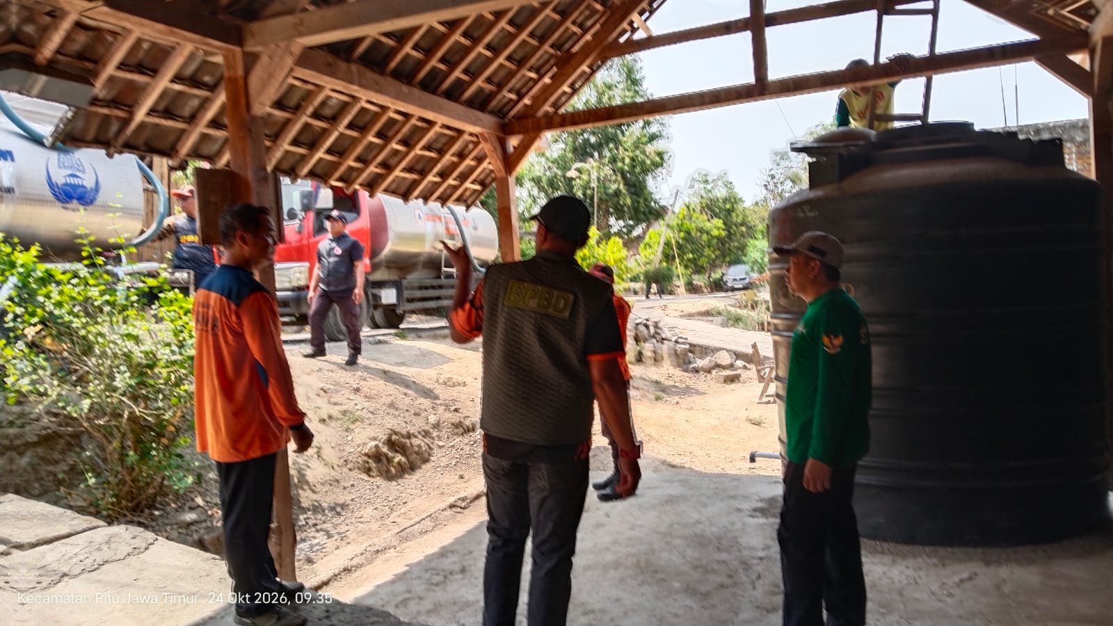 Koordinasi antara BPBD dan NU Care LAZISNU Ngawi dalam proses menyalurkan air bersih di Pitu./dok.Qony