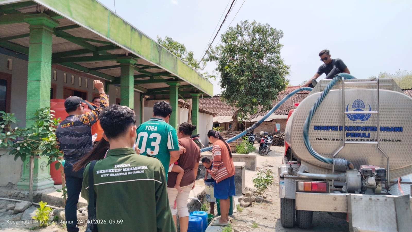 Warga Pitu bersyukur mendapat bantuan air bersih dari NU Care LAZISNU Ngawi, BPBD, dan mahasiswa STIT Islamiyah saat dilanda krisis akibat kekeringan panjang./dok.Qony