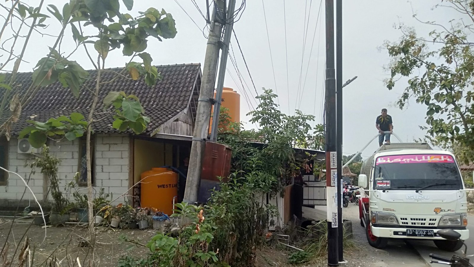 Proses penyaluran air bersih di Gunungsari, Kasreman, Ngawi./dok.Qony
