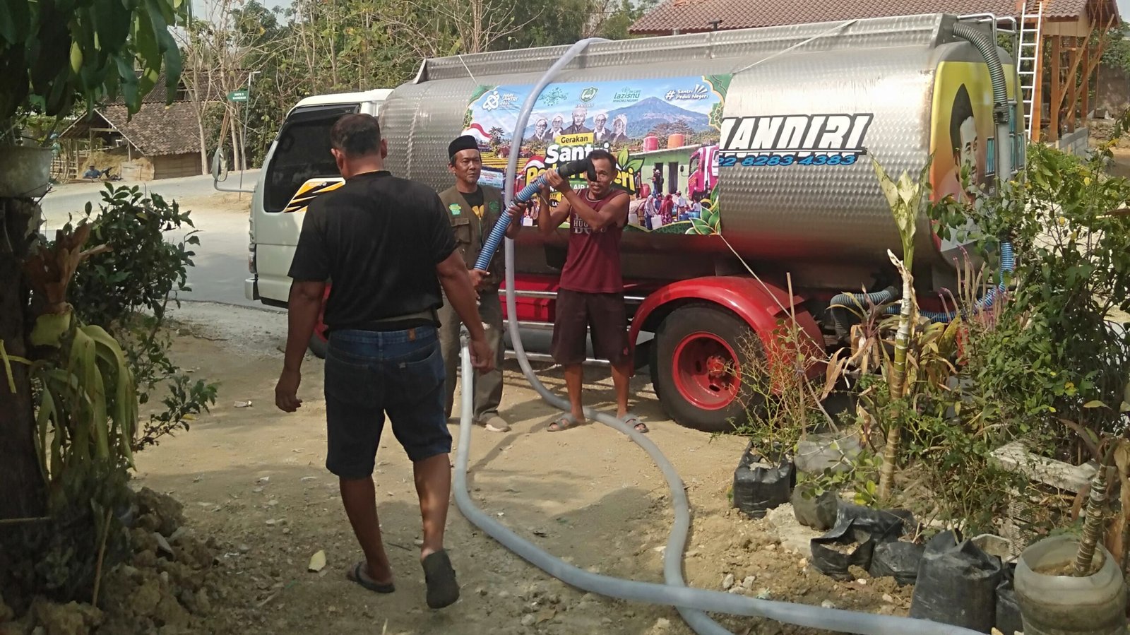 Bersama relawan, penyaluran air bersih 10 ribu liter dari NU Care LAZISNU Ngawi dikawal langsung Ketua UPZIS LAZISNU Kecamatan Ngawi Warsimin, bersama Ketua Pengurus Ranting Nahdlatul Ulama (PRNU) Karangtengah Kota Anang Untoro./dok.Qony