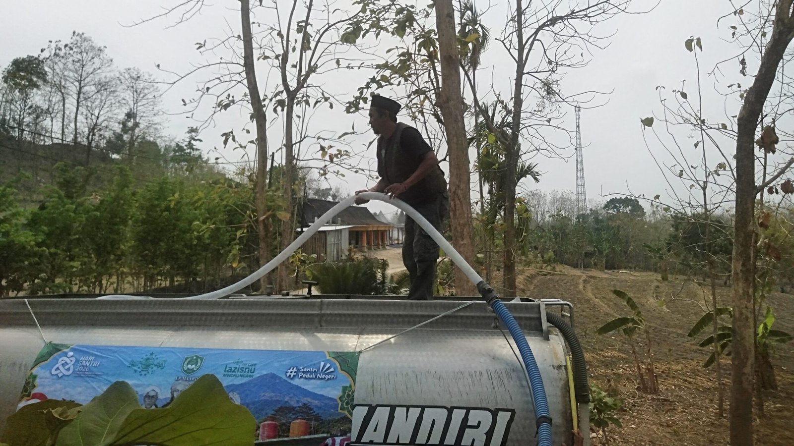 Penyaluran air bersih 10 ribu liter dari NU Care LAZISNU Ngawi ditangani langsung demi memastikan distribusi berjalan lancar./dok.Qony