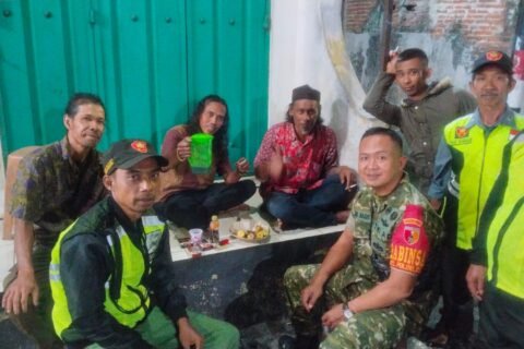 Babinsa Bareng IPDA Putu dengan warga