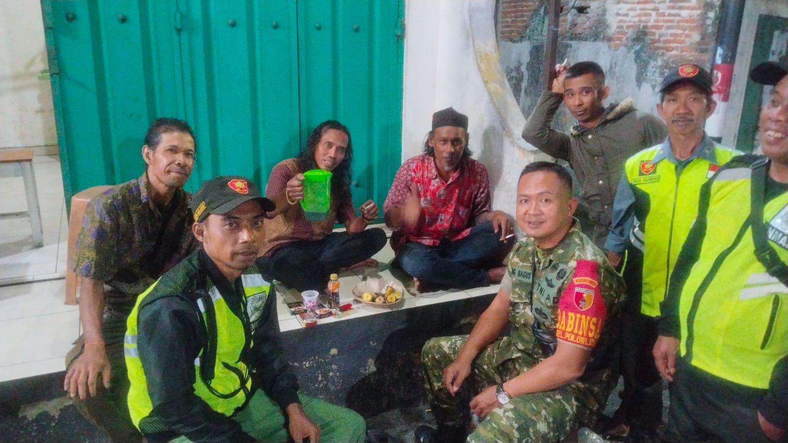 Babinsa Bareng IPDA Putu dengan warga