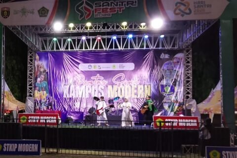 Aksi UKM GMC STKIP Modern Ngawi di atas panggung utama Alun-Alun Merdeka spesial Hari Santri 2026, Minggu (25/10) malam./dok.Qony