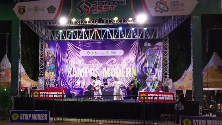 Aksi UKM GMC STKIP Modern Ngawi di atas panggung utama Alun-Alun Merdeka spesial Hari Santri 2026, Minggu (25/10) malam./dok.Qony