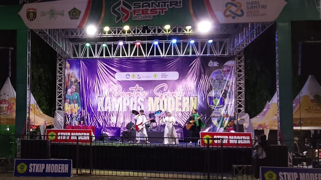 Aksi UKM GMC STKIP Modern Ngawi di atas panggung utama Alun-Alun Merdeka spesial Hari Santri 2026, Minggu (25/10) malam./dok.Qony