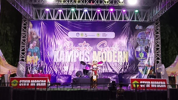 Penampilan Seni Tari STKIP Modern Ngawi memukau ribuan penonton pada festival Hari Santri 2026 (25/10)./dok.Qony