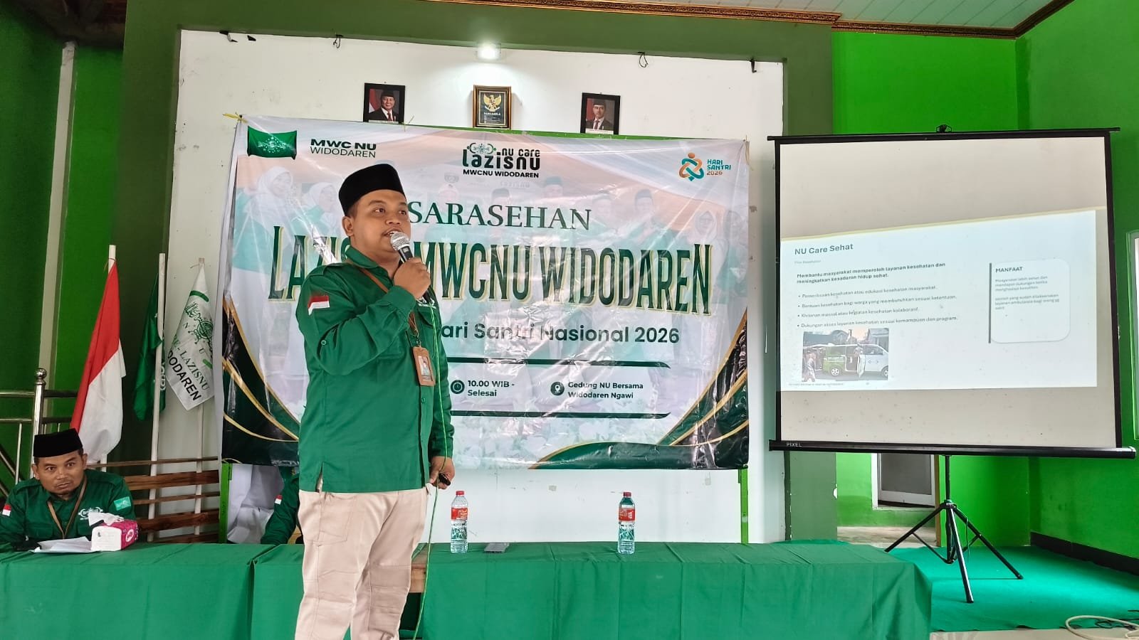 Syarifudin, Sekretaris NU Care MWCNU Widodaren Ngawi memberikan presentasi terkait 5 pilar LAZISNU pada Sarasehan di Gedung MWCNU Widodaren, Sabtu (24/10/2026)./dok.Qony