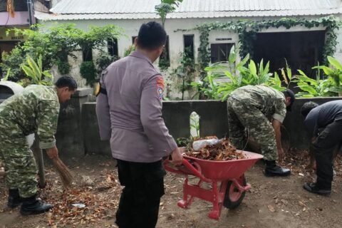Babinsa dan Bhabinkamtibmas bersama warga saat bergotong royong membersihkan lingkungan di Rampal Celaket, Malang.