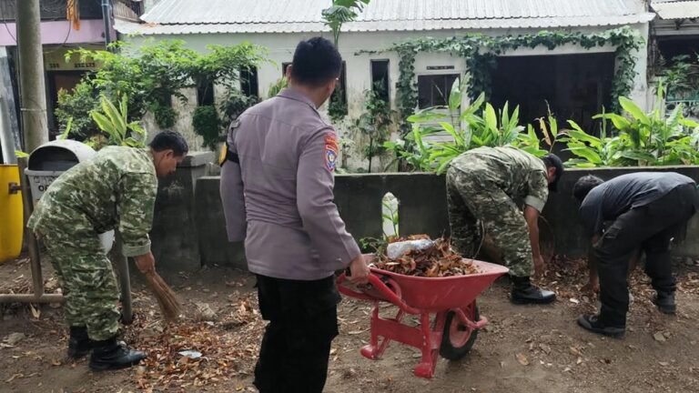 Babinsa dan Bhabinkamtibmas bersama warga saat bergotong royong membersihkan lingkungan di Rampal Celaket, Malang.