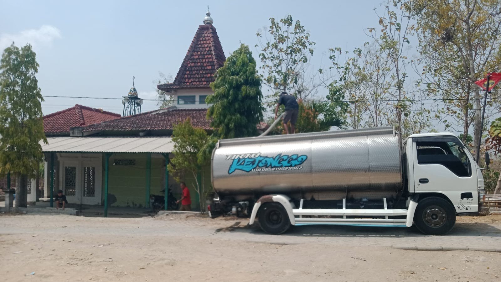 Penyaluran air bersih ke masjid dari NU Care LAZISNU Ngawi dan UPZIS Kasreman./dok.Qony