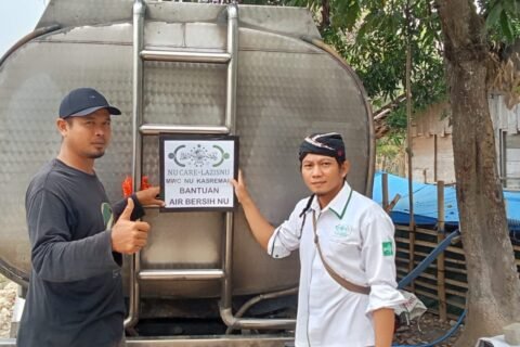 Ketua NU Care MWCNU Kecamatan Kasreman Didik Biyantano turun langsung melakukan pengiriman air bersih dan air minum di Dusun Wening, Desa Gunungsari, Kecamatan Kasreman, Kabupaten Ngawi pada Selasa (27/10/2026)./dok.Qony