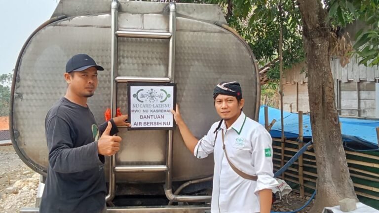 Ketua NU Care MWCNU Kecamatan Kasreman Didik Biyantano turun langsung melakukan pengiriman air bersih dan air minum di Dusun Wening, Desa Gunungsari, Kecamatan Kasreman, Kabupaten Ngawi pada Selasa (27/10/2026)./dok.Qony