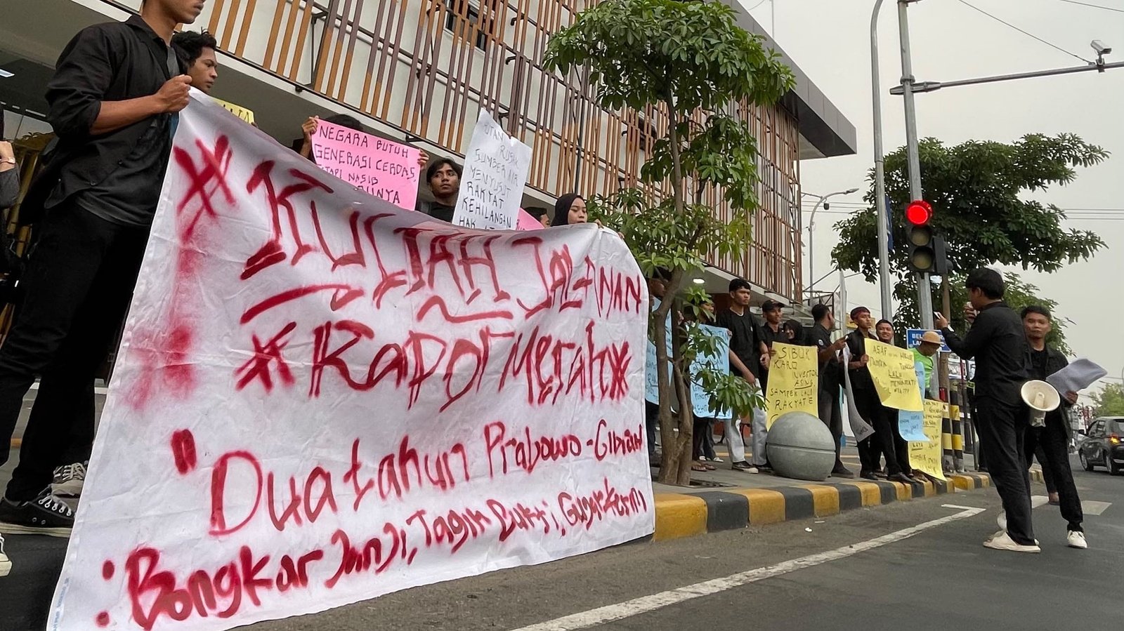 PMII Ngawi menyoroti karhutla hingga isu pendidikan, 40 mahasiswa menggelar Kuliah Jalanan bertajuk Raport Merah Kekuasaan sebagai aspirasi pada dua tahun Prabowo-Gibran./dok.Qony
