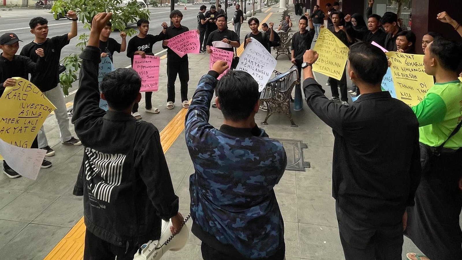 Di Mal Pelayanan Publik Ngawi, PMII Ngawi menyoroti karhutla hingga isu pendidikan, 40 mahasiswa menggelar Kuliah Jalanan bertajuk Raport Merah Kekuasaan sebagai aspirasi pada dua tahun Prabowo-Gibran./dok.Qony
