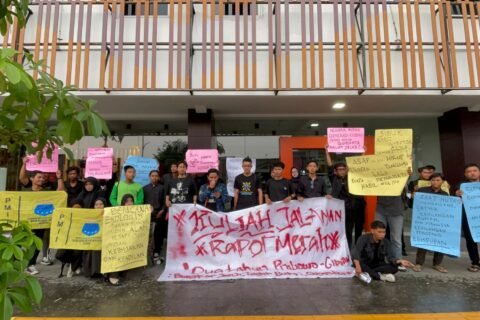 PMII Ngawi menyoroti karhutla hingga isu pendidikan, 40 mahasiswa menggelar Kuliah Jalanan bertajuk Raport Merah Kekuasaan sebagai aspirasi pada dua tahun Prabowo-Gibran./dok.Qony