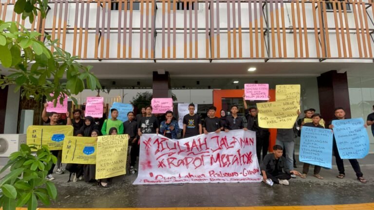 PMII Ngawi menyoroti karhutla hingga isu pendidikan, 40 mahasiswa menggelar Kuliah Jalanan bertajuk Raport Merah Kekuasaan sebagai aspirasi pada dua tahun Prabowo-Gibran./dok.Qony