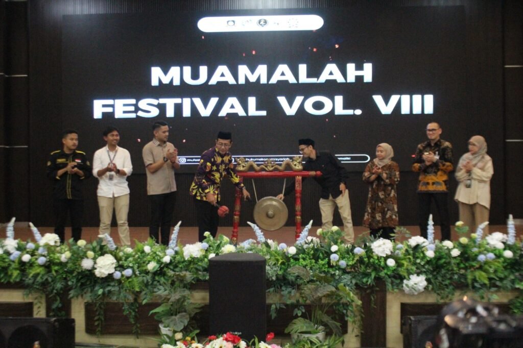 Wakil Dekan III Fakultas Syariah UIN Malang, Miftahul Huda (peci-kiri) membuka Muamalah Festival VIII 2026 (29/10)./dok.UIN Malang