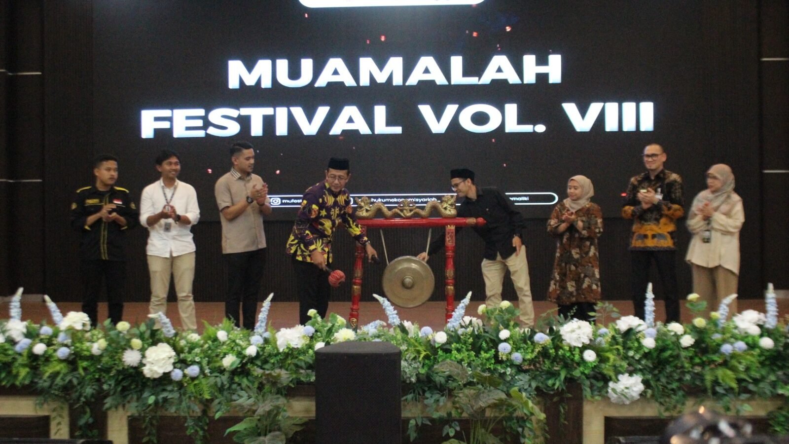 Wakil Dekan III Fakultas Syariah UIN Malang, Miftahul Huda (peci-kiri) membuka Muamalah Festival VIII 2026 (29/10)./dok.UIN Malang