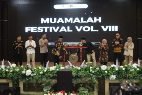 Wakil Dekan III Fakultas Syariah UIN Malang, Miftahul Huda (peci-kiri) membuka Muamalah Festival VIII 2026 (29/10)./dok.UIN Malang