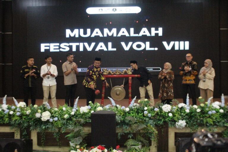 Wakil Dekan III Fakultas Syariah UIN Malang, Miftahul Huda (peci-kiri) membuka Muamalah Festival VIII 2026 (29/10)./dok.UIN Malang