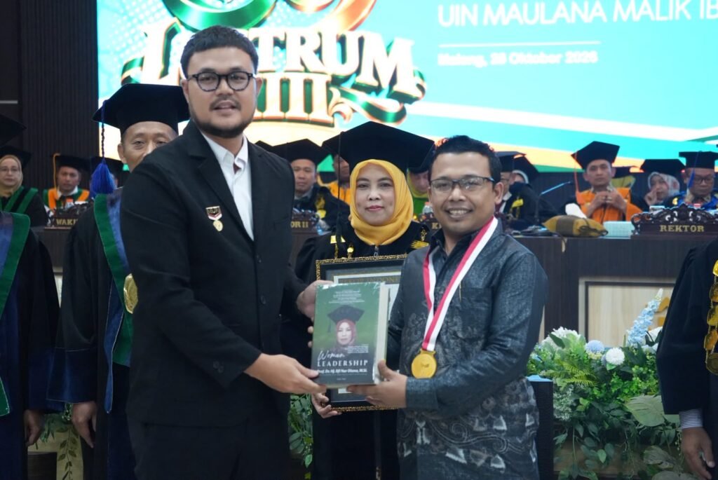 Atho'illah, Penulis Buku Inspiratif, saat menerima penghargaan Rekor MURI Lewat Buku "Women Leadership"