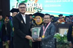 Atho'illah, Penulis Buku Inspiratif, saat menerima penghargaan Rekor MURI Lewat Buku "Women Leadership"