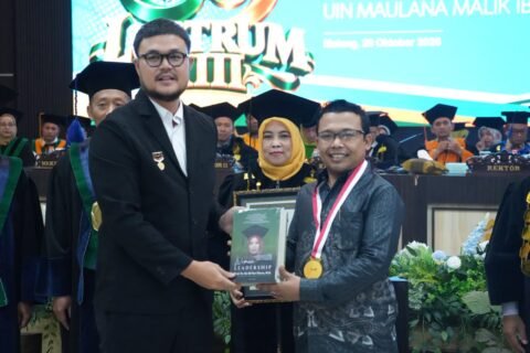 Atho'illah, Penulis Buku Inspiratif, saat menerima penghargaan Rekor MURI Lewat Buku "Women Leadership"