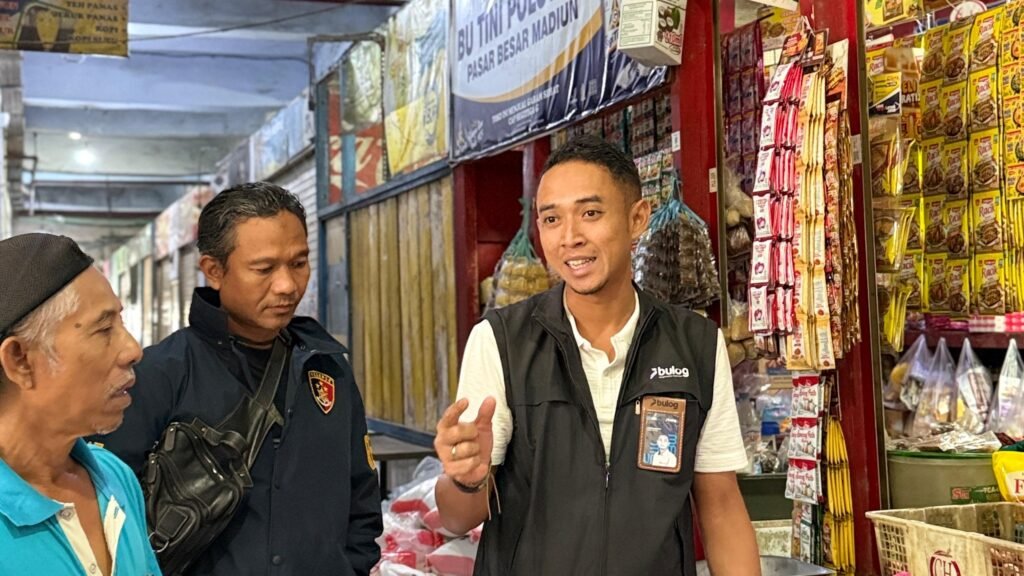 Agung Sarianto, Pimpinan Perum Bulog Wilayah Madiun-Ngawi beserta jajarannya saat melakukan sidak beras di lapangan./dok.Galuh Ari-Humas
