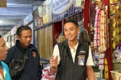 Agung Sarianto, Pimpinan Perum Bulog Wilayah Madiun-Ngawi beserta jajarannya saat melakukan sidak beras di lapangan./dok.Galuh Ari-Humas