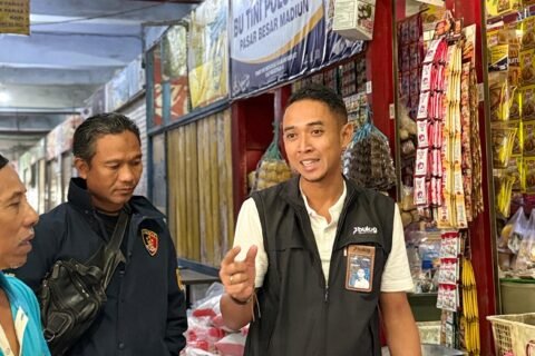 Agung Sarianto, Pimpinan Perum Bulog Wilayah Madiun-Ngawi beserta jajarannya saat melakukan sidak beras di lapangan./dok.Galuh Ari-Humas