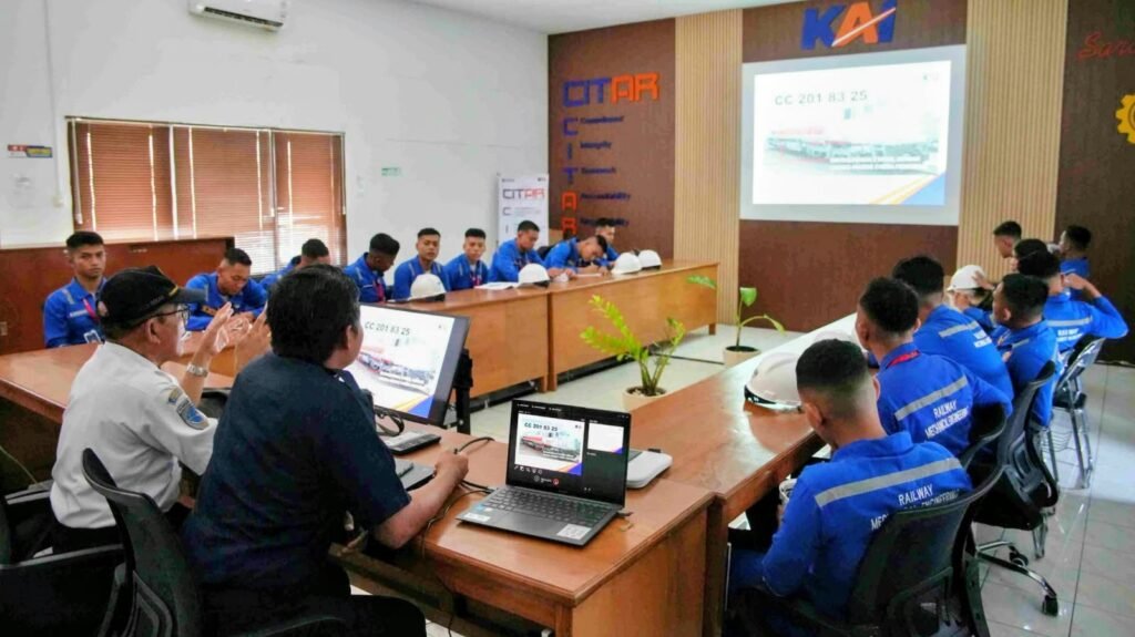 KAI Daop 7 Madiun menyambut KKL 48 mahasiswa PPI yang antusias dengan pemaparan materi teknis perkeretaapian./dok.Galuh Ari-Humas