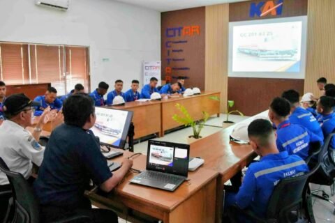 KAI Daop 7 Madiun menyambut KKL 48 mahasiswa PPI yang antusias dengan pemaparan materi teknis perkeretaapian./dok.Galuh Ari-Humas