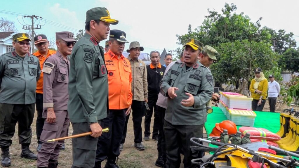 Di hadapan Bupati Madiun Hari Wuryanto, Perhutani menyiapkan 200 juta bibit pemulihan dan antisipasi bencana alam akibat karhutla dan El Nino./dok.Galuh Ari-Kominfo